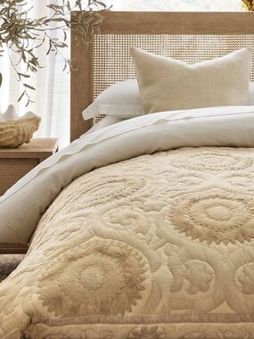Pottery Barn Alanya Suzani Medallion Quilt King Retail Price $348